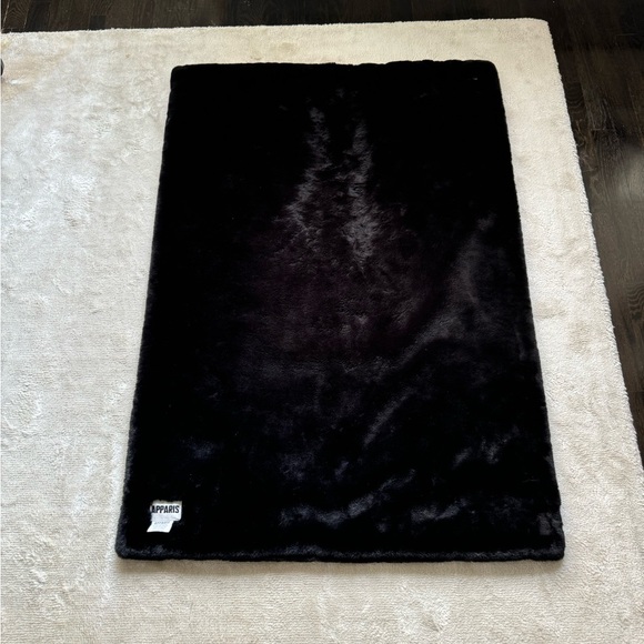 Apparis BRADY BLANKET, 32 x 44, Black - Picture 2 of 5